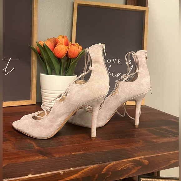 Stunning Vince Camuto “Sandria” lace-up heels. - Picture 2 of 10